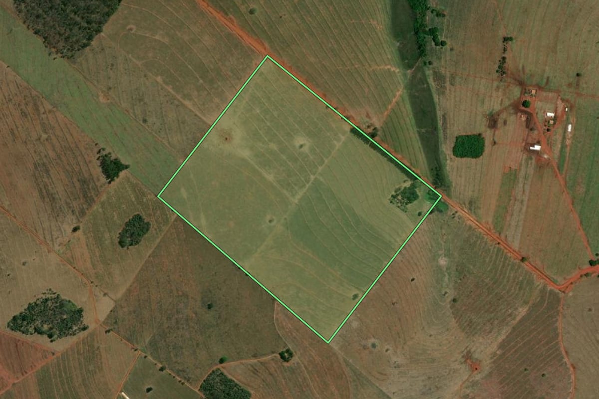 Imagem de satélite do imóvel rural em Indiaporã (SP), com o contorno declarado no CAR desenhado por cima.