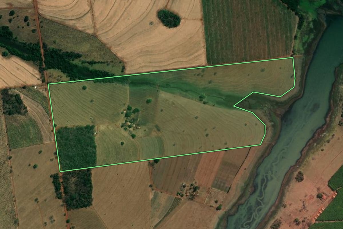 Imagem de satélite do imóvel rural em Indiaporã (SP), com o contorno declarado no CAR desenhado por cima.