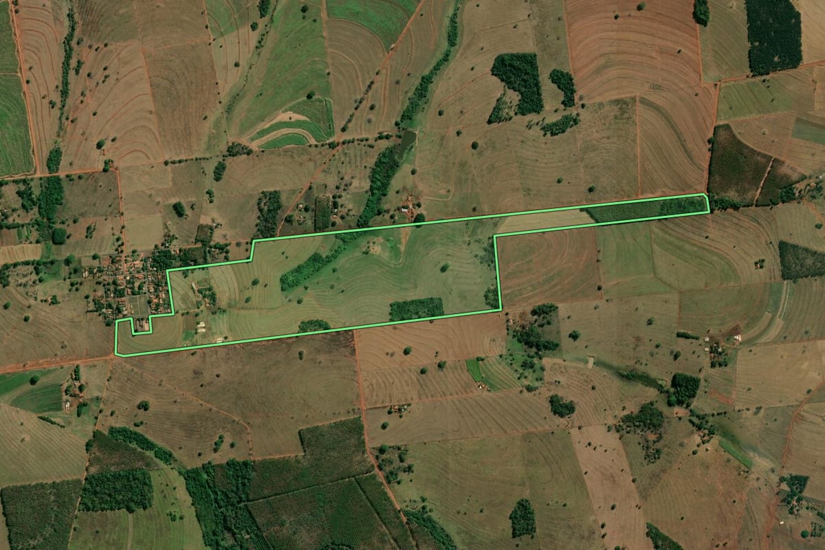 Imagem de satélite do imóvel rural em Indiaporã (SP), com o contorno declarado no CAR desenhado por cima.