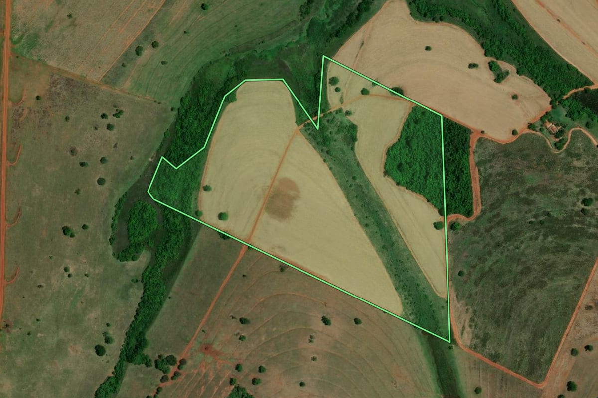 Imagem de satélite do imóvel rural em Indiaporã (SP), com o contorno declarado no CAR desenhado por cima.