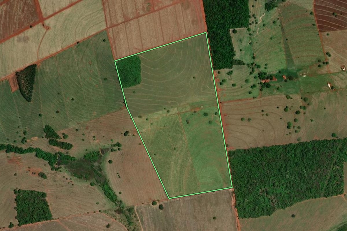 Imagem de satélite do imóvel rural em Indiaporã (SP), com o contorno declarado no CAR desenhado por cima.