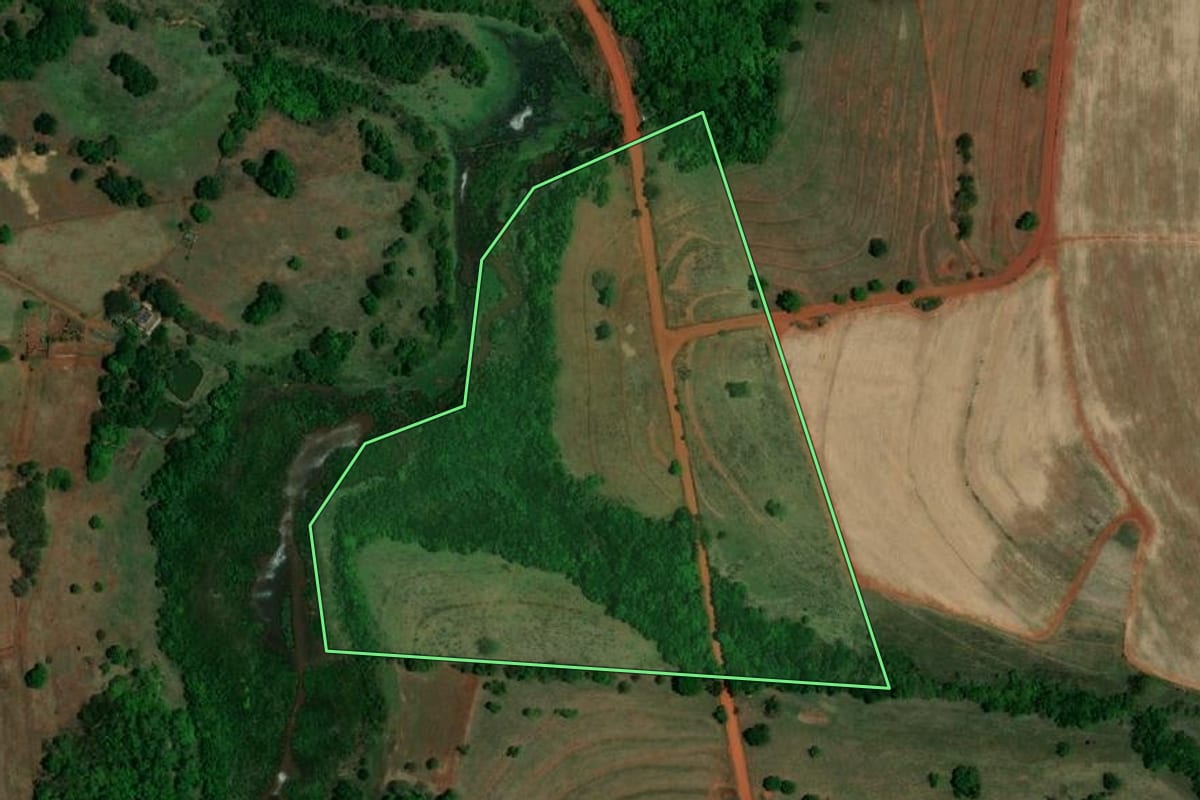 Imagem de satélite do imóvel rural em Indiaporã (SP), com o contorno declarado no CAR desenhado por cima.