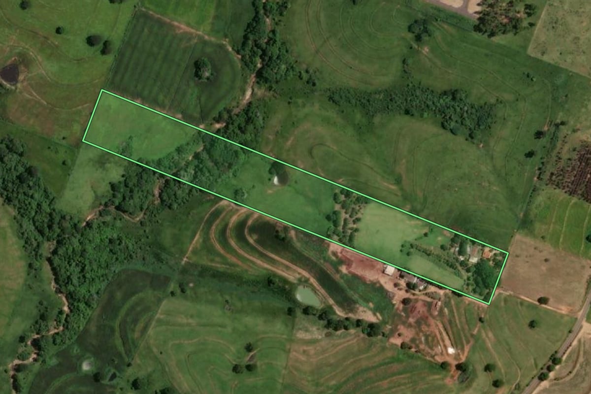 Imagem de satélite do imóvel rural em Inúbia Paulista (SP), com o contorno declarado no CAR desenhado por cima.