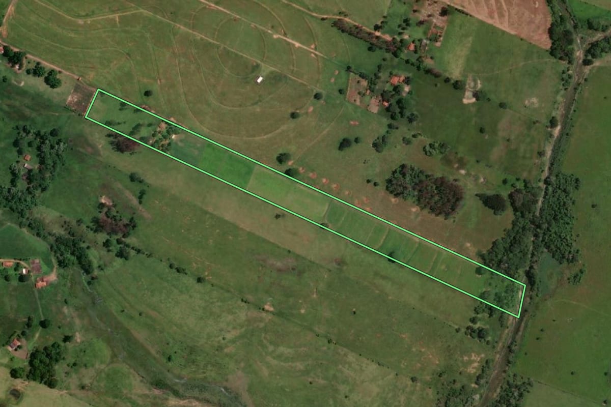 Imagem de satélite do imóvel rural em Inúbia Paulista (SP), com o contorno declarado no CAR desenhado por cima.