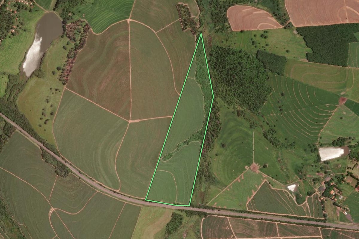 Imagem de satélite do imóvel rural em Inúbia Paulista (SP), com o contorno declarado no CAR desenhado por cima.