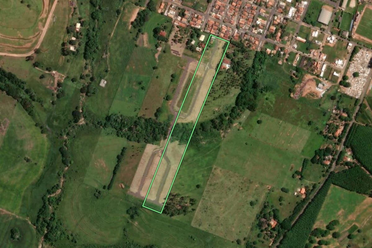 Imagem de satélite do imóvel rural em Inúbia Paulista (SP), com o contorno declarado no CAR desenhado por cima.