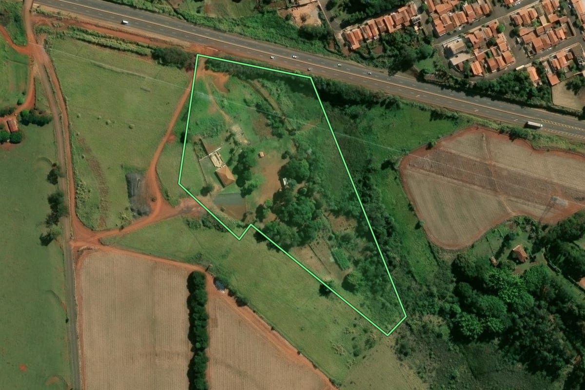 Imagem de satélite do imóvel rural em Ipaussu (SP), com o contorno declarado no CAR desenhado por cima.