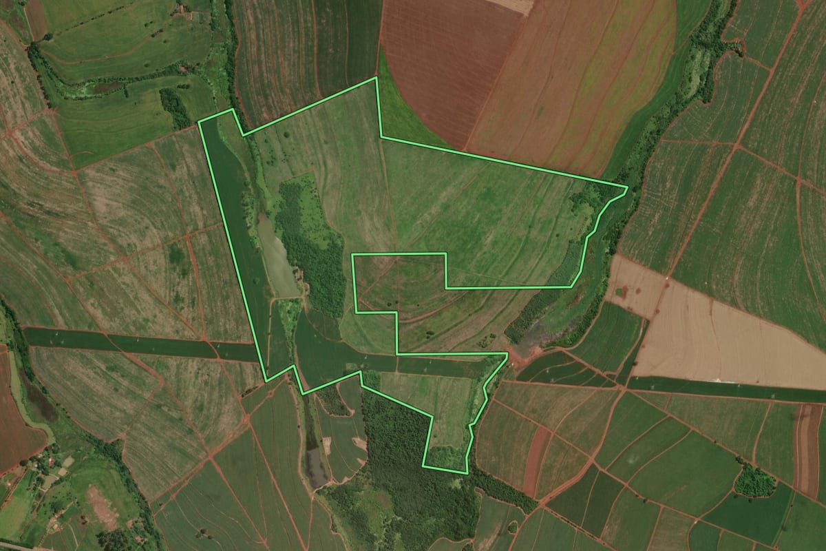 Imagem de satélite do imóvel rural em Ipaussu (SP), com o contorno declarado no CAR desenhado por cima.