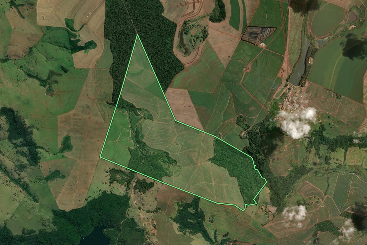 Imagem de satélite do imóvel rural em Ipaussu (SP), com o contorno declarado no CAR desenhado por cima.