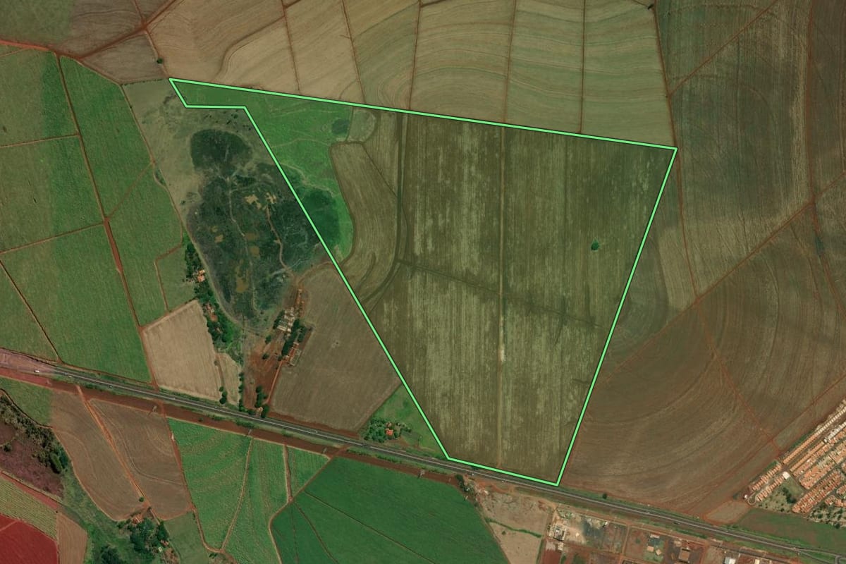 Imagem de satélite do imóvel rural em Ipaussu (SP), com o contorno declarado no CAR desenhado por cima.