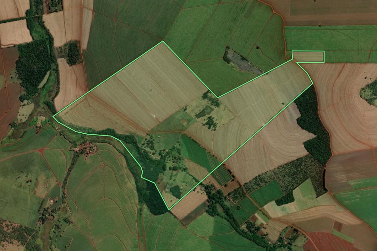 Imagem de satélite do imóvel rural em Ipaussu (SP), com o contorno declarado no CAR desenhado por cima.