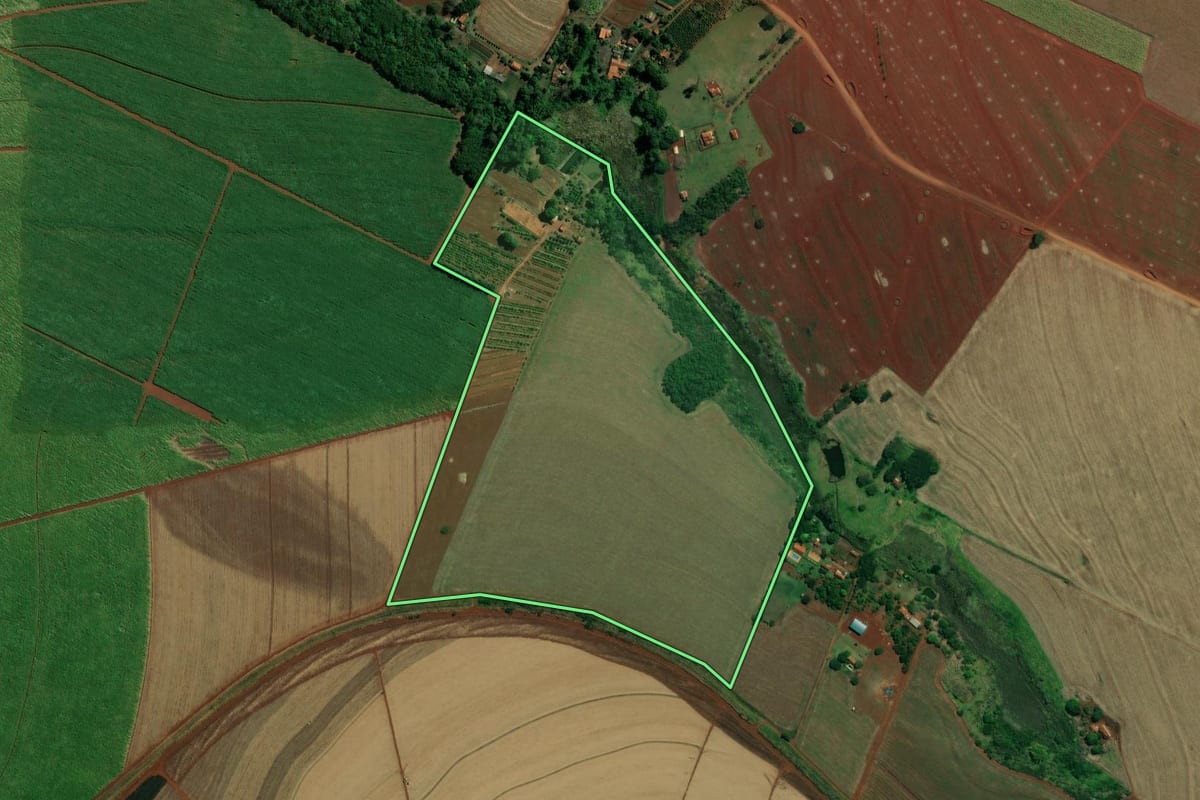 Imagem de satélite do imóvel rural em Ipaussu (SP), com o contorno declarado no CAR desenhado por cima.