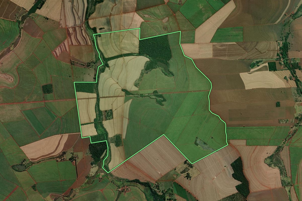 Imagem de satélite do imóvel rural em Ipaussu (SP), com o contorno declarado no CAR desenhado por cima.