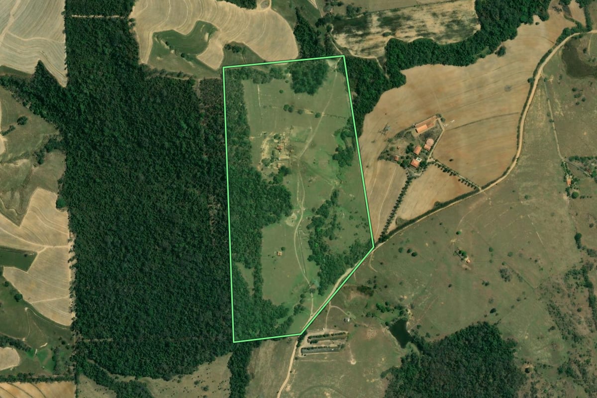 Imagem de satélite do imóvel rural em Iperó (SP), com o contorno declarado no CAR desenhado por cima.