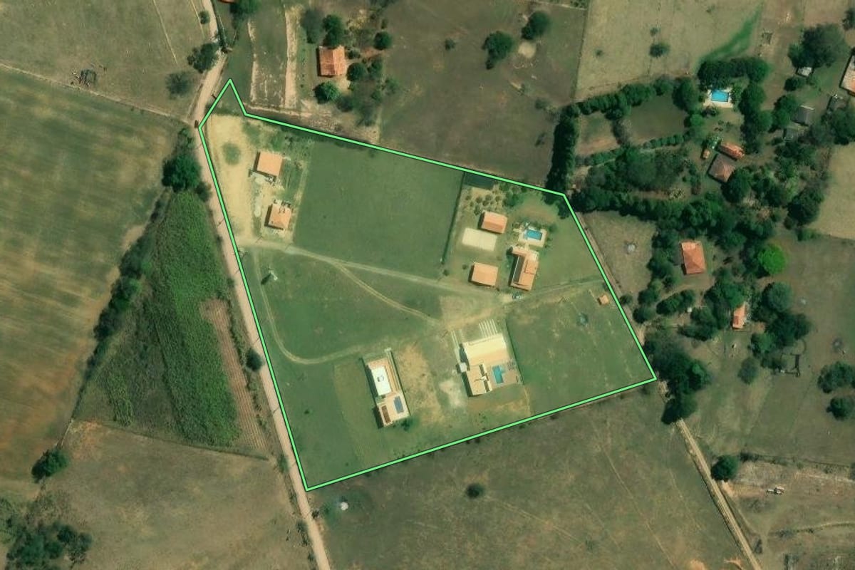 Imagem de satélite do imóvel rural em Capela do Alto (SP), com o contorno declarado no CAR desenhado por cima.
