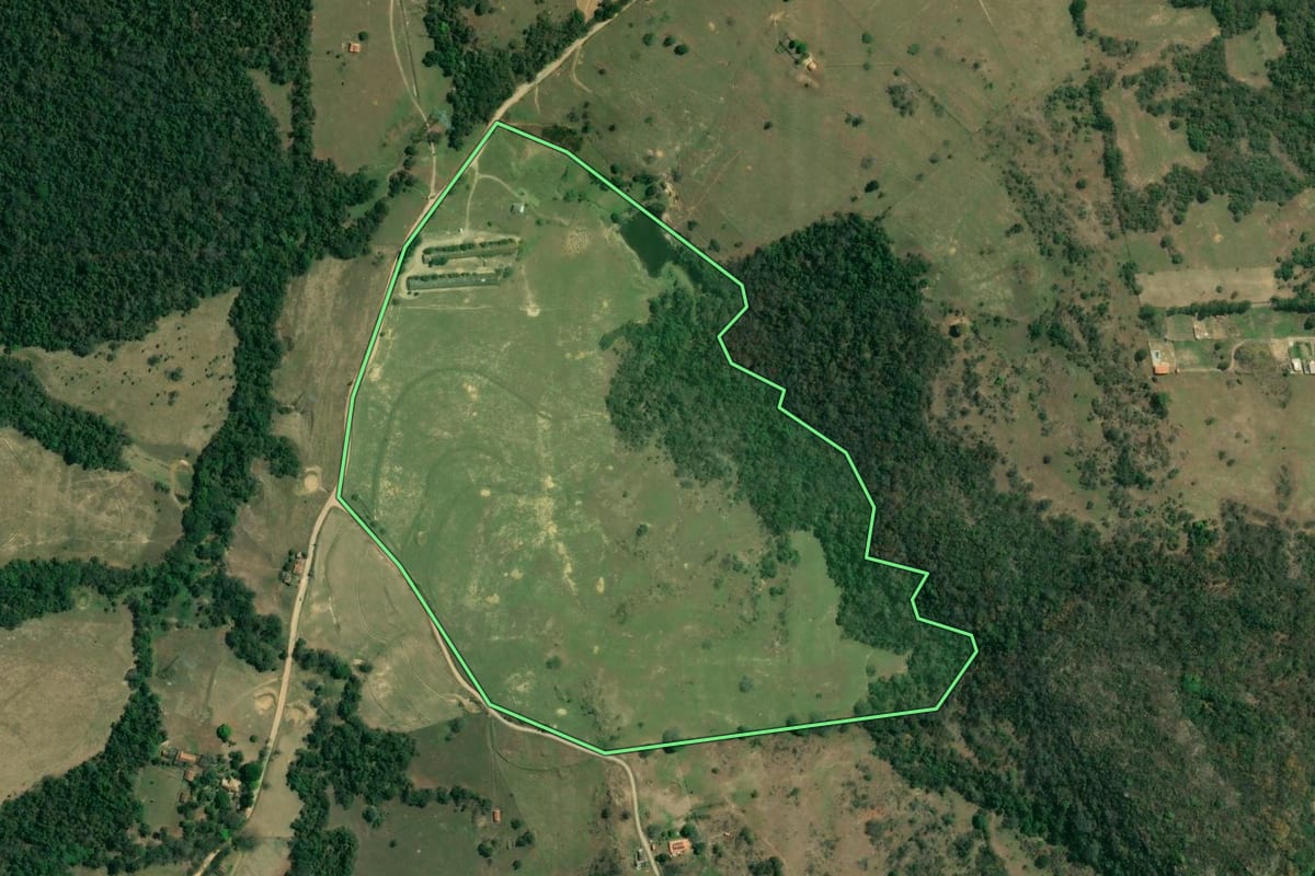 Imagem de satélite do imóvel rural em Iperó (SP), com o contorno declarado no CAR desenhado por cima.