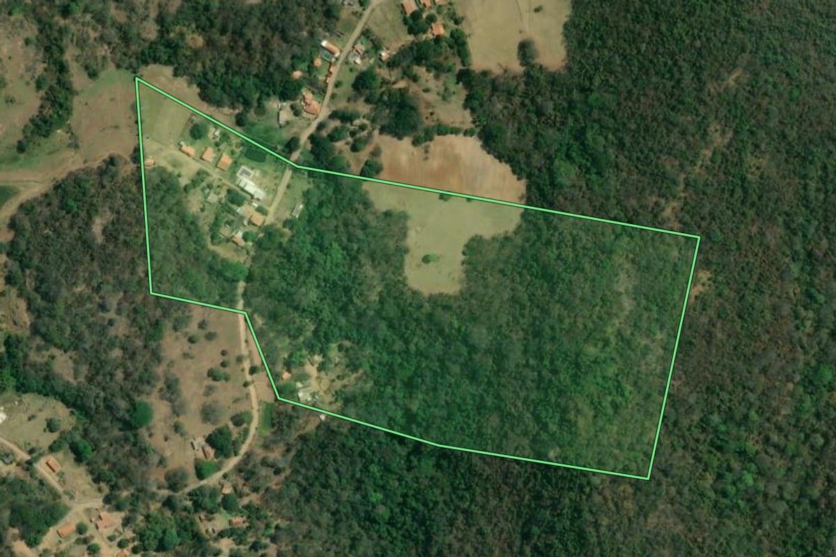 Imagem de satélite do imóvel rural em Iperó (SP), com o contorno declarado no CAR desenhado por cima.