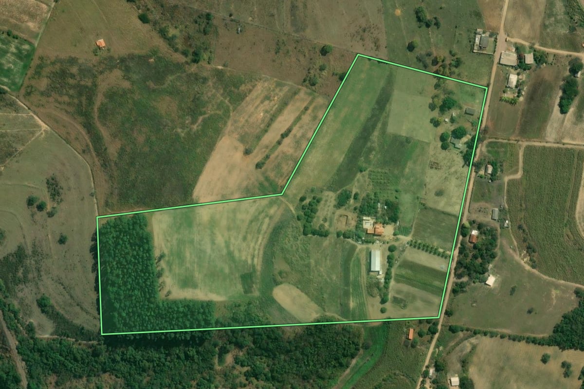 Imagem de satélite do imóvel rural em Iperó (SP), com o contorno declarado no CAR desenhado por cima.