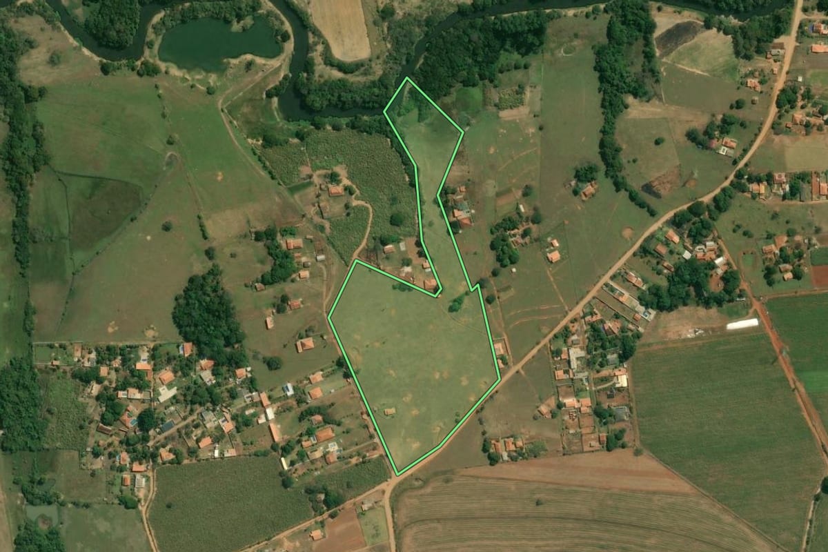 Imagem de satélite do imóvel rural em Iperó (SP), com o contorno declarado no CAR desenhado por cima.