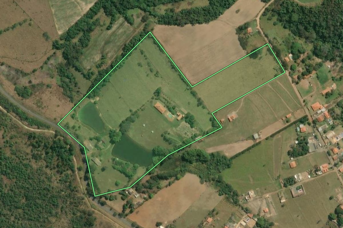 Imagem de satélite do imóvel rural em Iperó (SP), com o contorno declarado no CAR desenhado por cima.