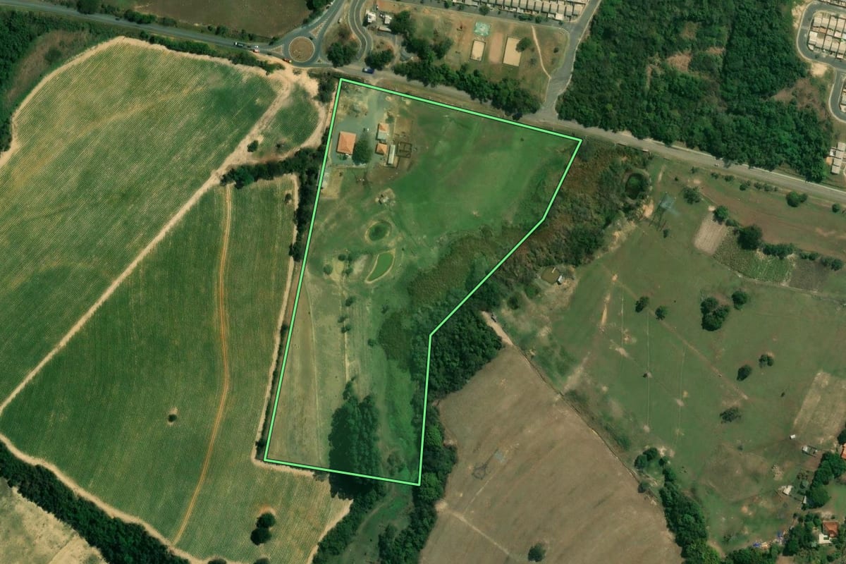 Imagem de satélite do imóvel rural em Iperó (SP), com o contorno declarado no CAR desenhado por cima.