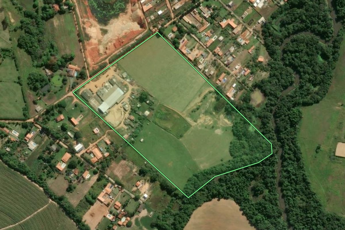 Imagem de satélite do imóvel rural em Iperó (SP), com o contorno declarado no CAR desenhado por cima.