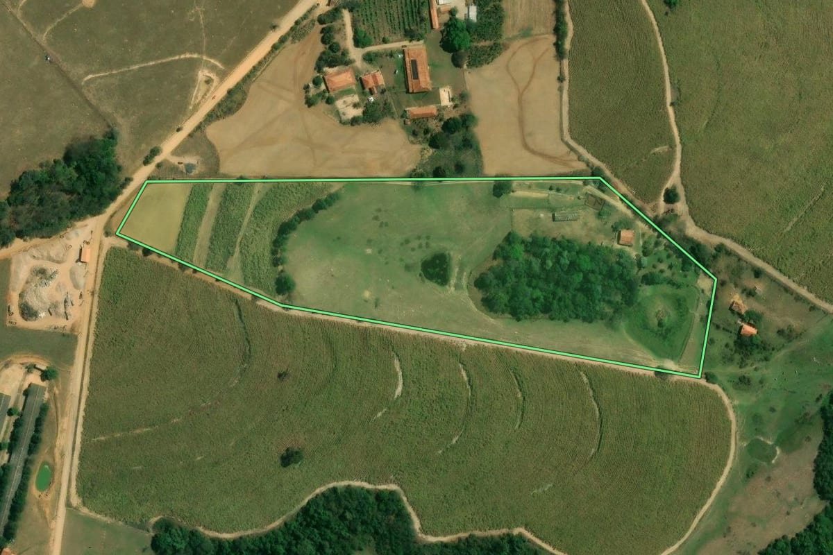 Imagem de satélite do imóvel rural em Iperó (SP), com o contorno declarado no CAR desenhado por cima.