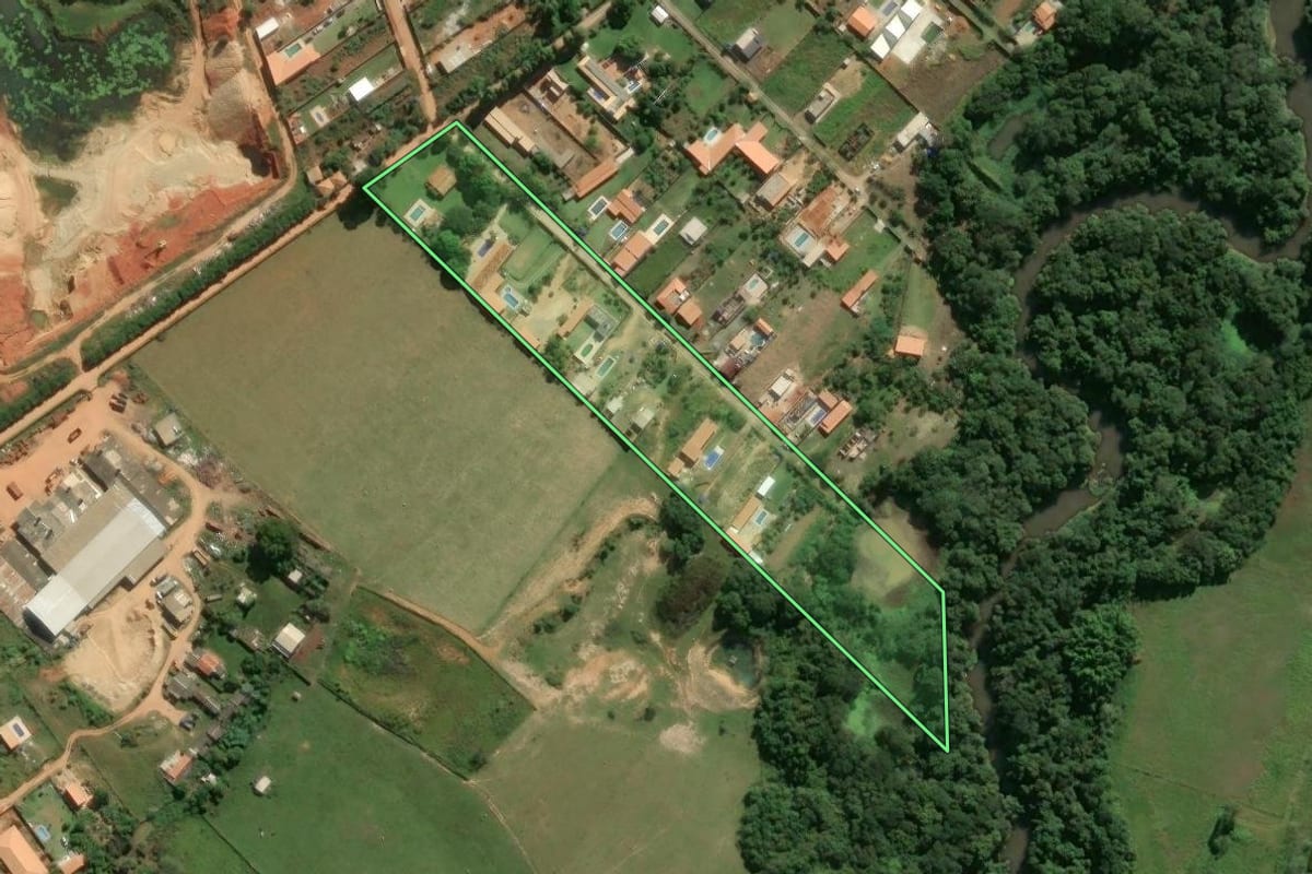 Imagem de satélite do imóvel rural em Iperó (SP), com o contorno declarado no CAR desenhado por cima.