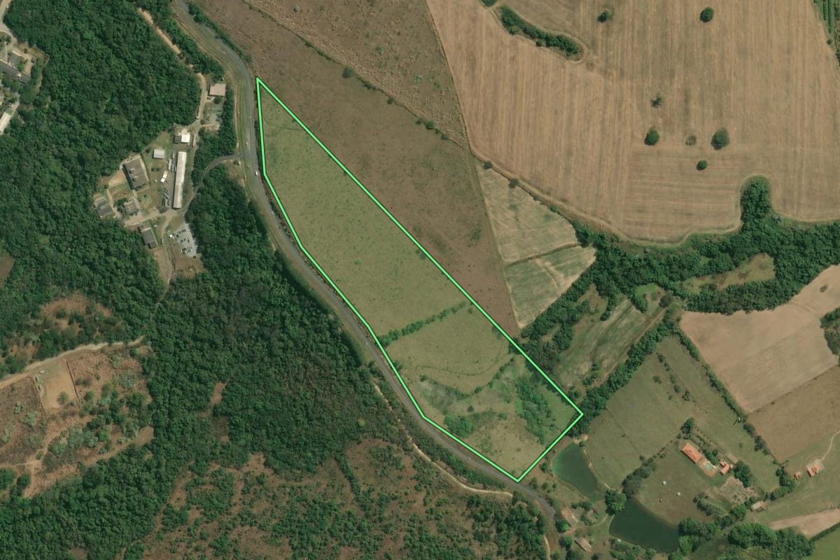 Imagem de satélite do imóvel rural em Iperó (SP), com o contorno declarado no CAR desenhado por cima.