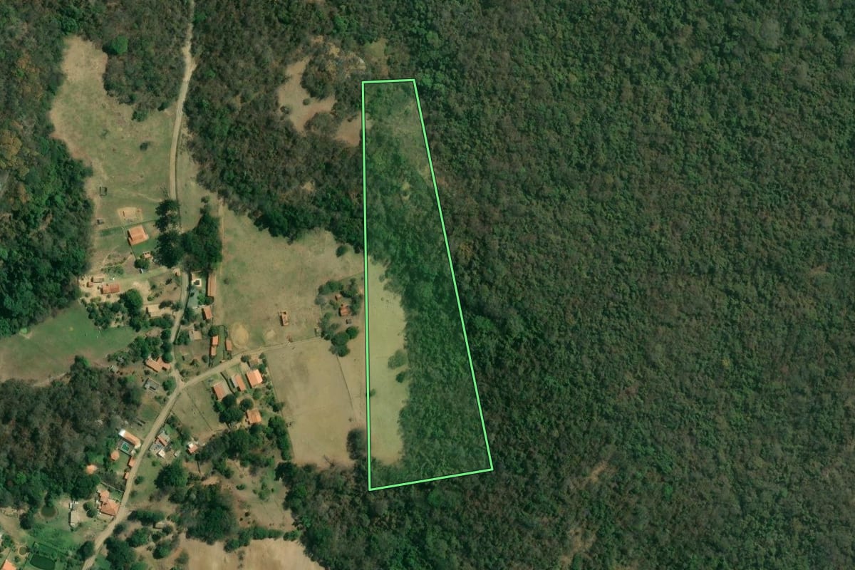 Imagem de satélite do imóvel rural em Iperó (SP), com o contorno declarado no CAR desenhado por cima.