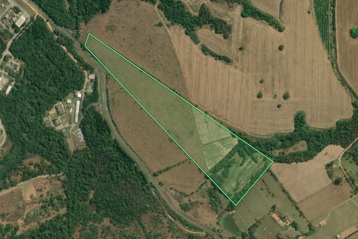 Imagem de satélite do imóvel rural em Iperó (SP), com o contorno declarado no CAR desenhado por cima.