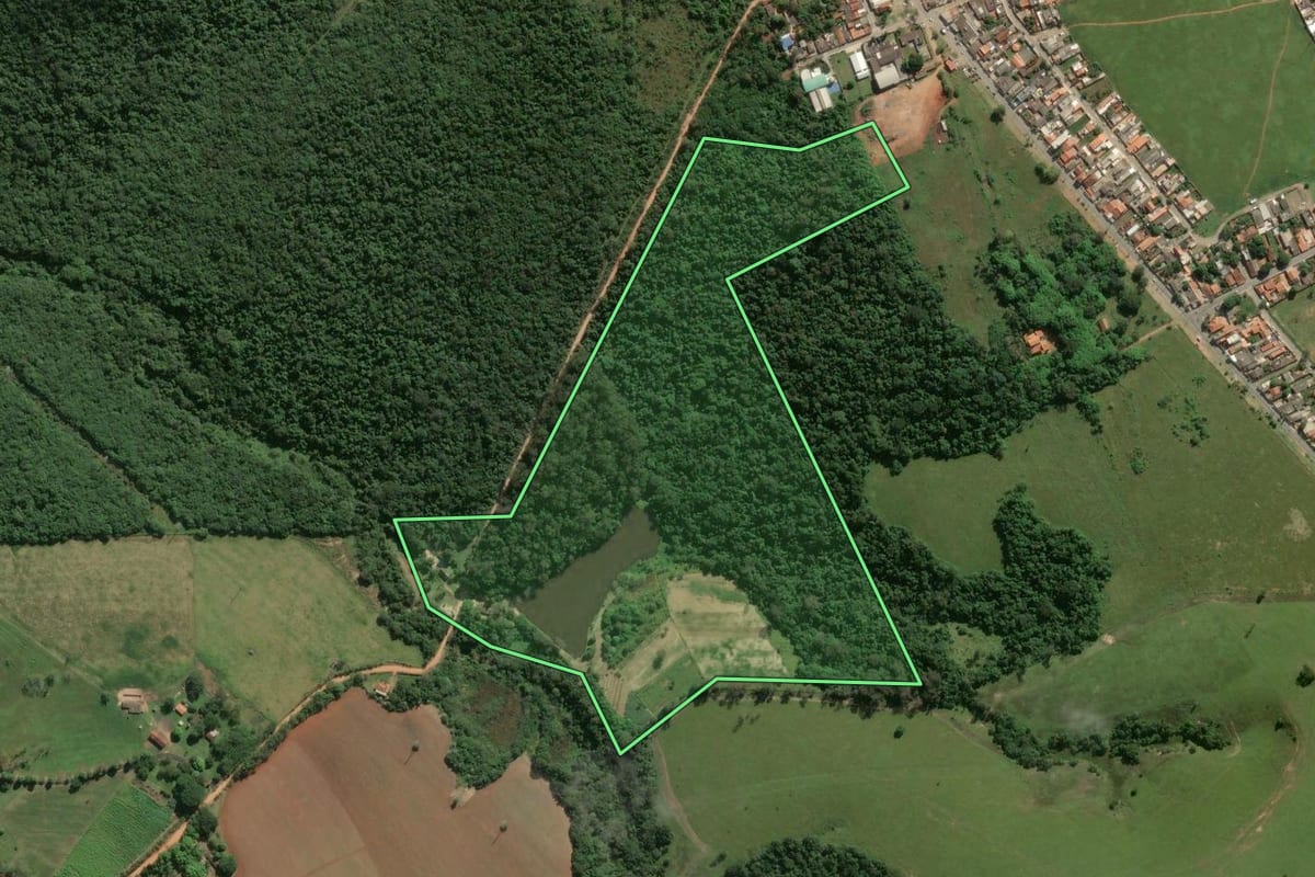 Imagem de satélite do imóvel rural em Iperó (SP), com o contorno declarado no CAR desenhado por cima.