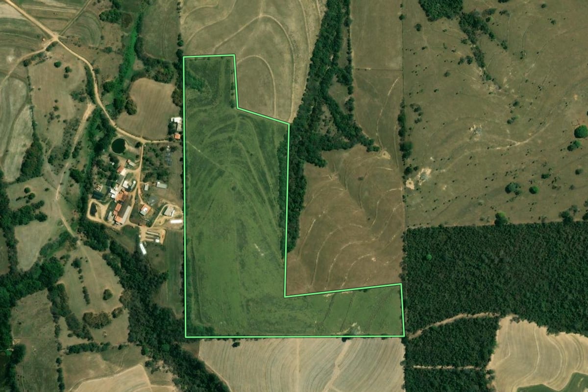 Imagem de satélite do imóvel rural em Iperó (SP), com o contorno declarado no CAR desenhado por cima.