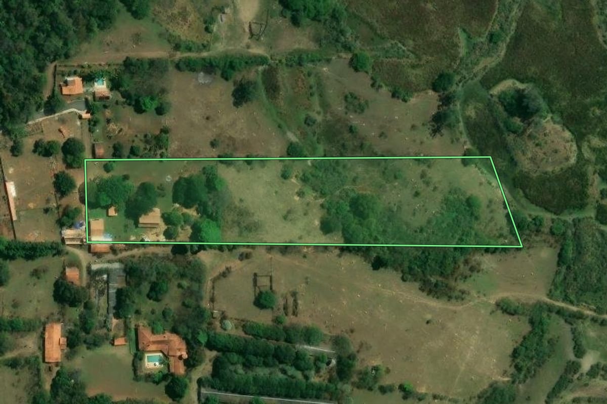 Imagem de satélite do imóvel rural em Iperó (SP), com o contorno declarado no CAR desenhado por cima.