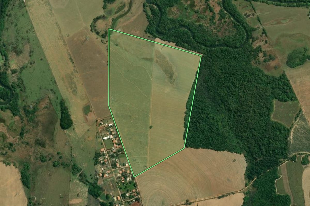 Imagem de satélite do imóvel rural em Iperó (SP), com o contorno declarado no CAR desenhado por cima.
