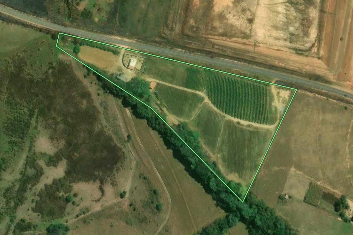 Imagem de satélite do imóvel rural em Iperó (SP), com o contorno declarado no CAR desenhado por cima.