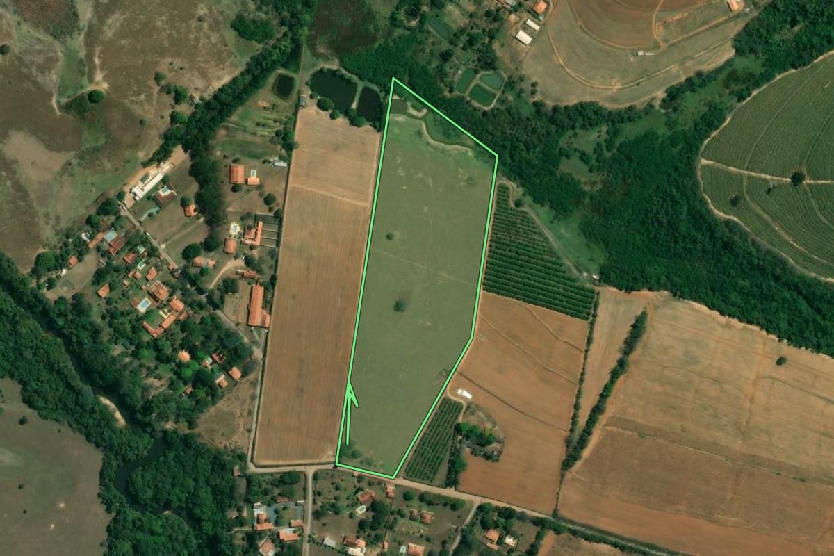 Imagem de satélite do imóvel rural em Iperó (SP), com o contorno declarado no CAR desenhado por cima.