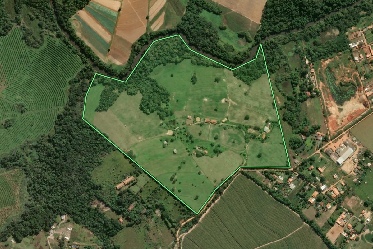 Imagem de satélite do imóvel rural em Iperó (SP), com o contorno declarado no CAR desenhado por cima.