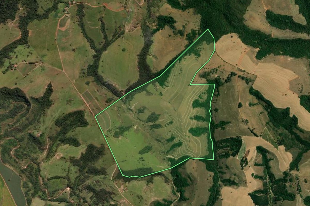 Imagem de satélite do imóvel rural em Ipeúna (SP), com o contorno declarado no CAR desenhado por cima.