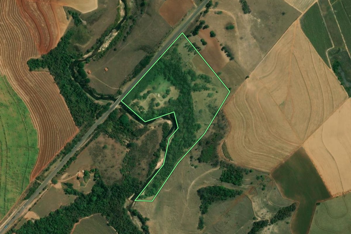 Imagem de satélite do imóvel rural em Ipeúna (SP), com o contorno declarado no CAR desenhado por cima.