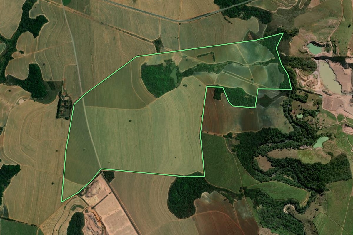 Imagem de satélite do imóvel rural em Ipeúna (SP), com o contorno declarado no CAR desenhado por cima.