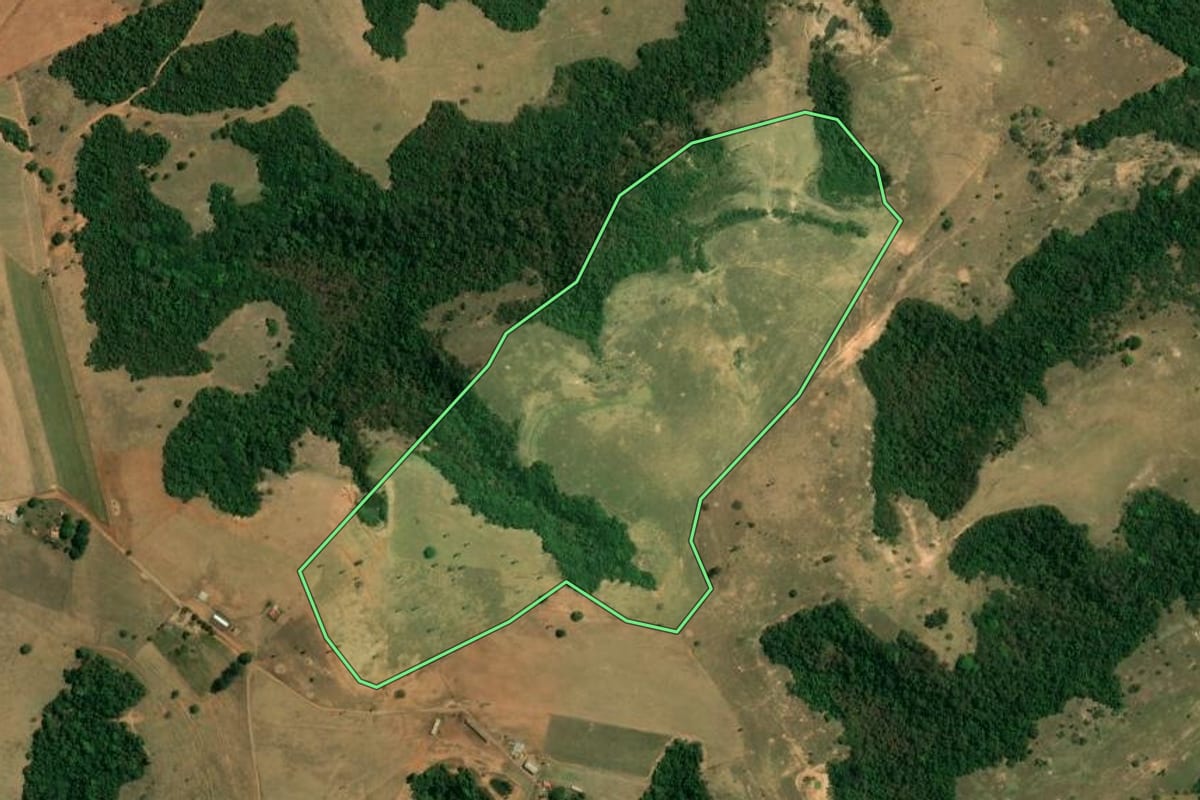 Imagem de satélite do imóvel rural em Ipeúna (SP), com o contorno declarado no CAR desenhado por cima.