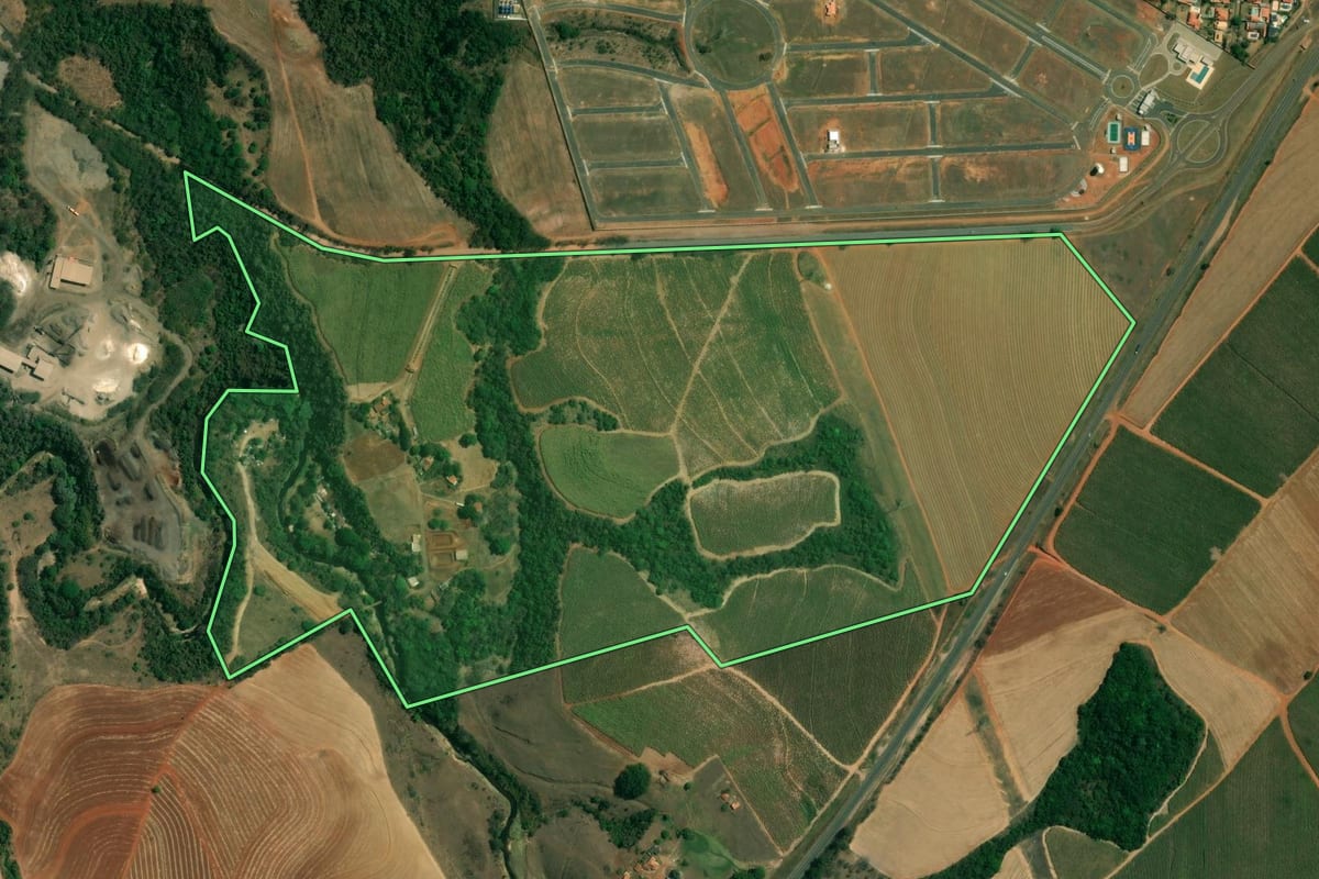Imagem de satélite do imóvel rural em Ipeúna (SP), com o contorno declarado no CAR desenhado por cima.