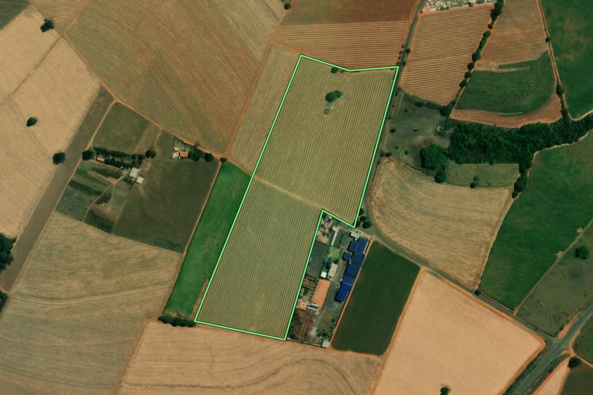 Imagem de satélite do imóvel rural em Ipeúna (SP), com o contorno declarado no CAR desenhado por cima.
