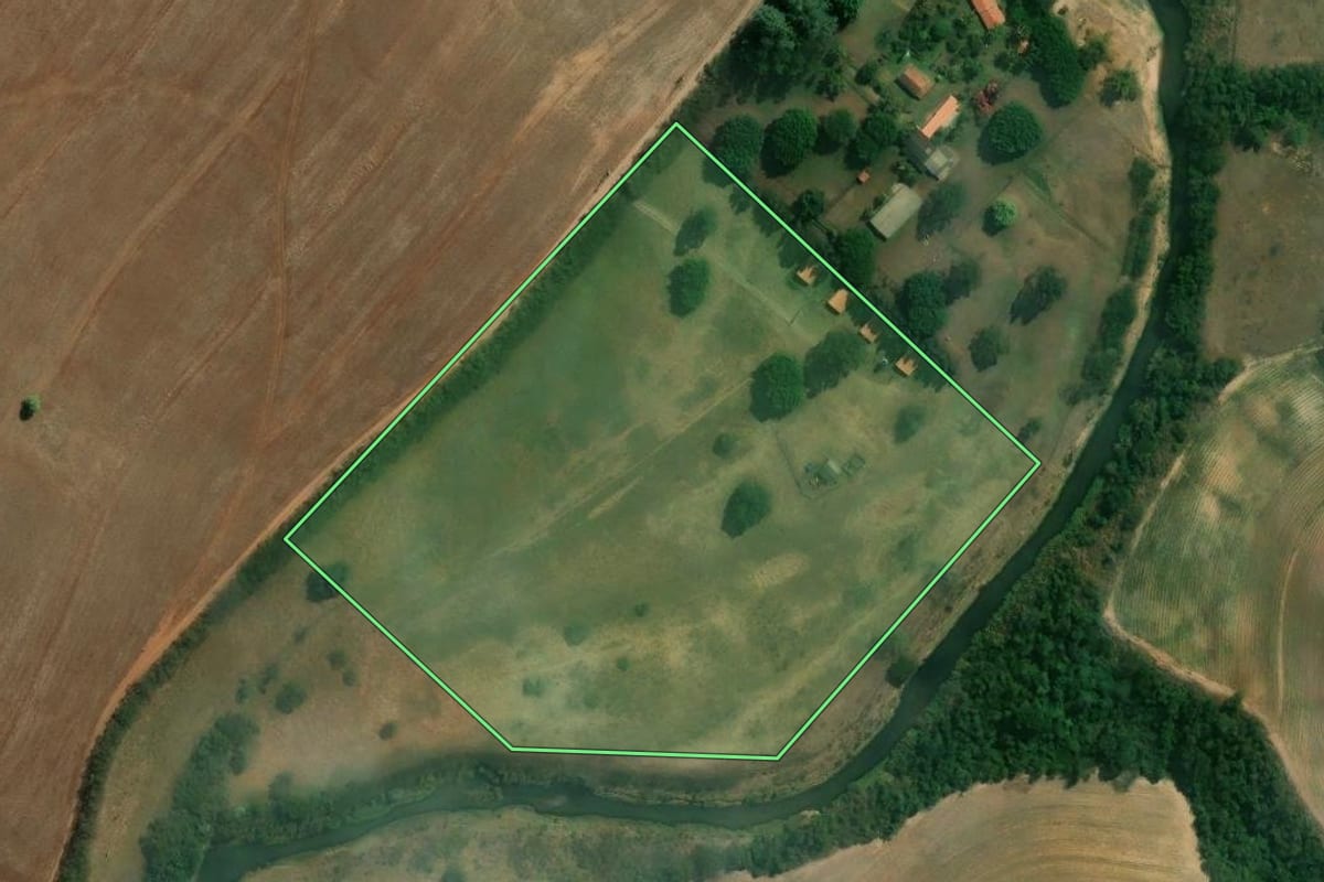Imagem de satélite do imóvel rural em Ipeúna (SP), com o contorno declarado no CAR desenhado por cima.