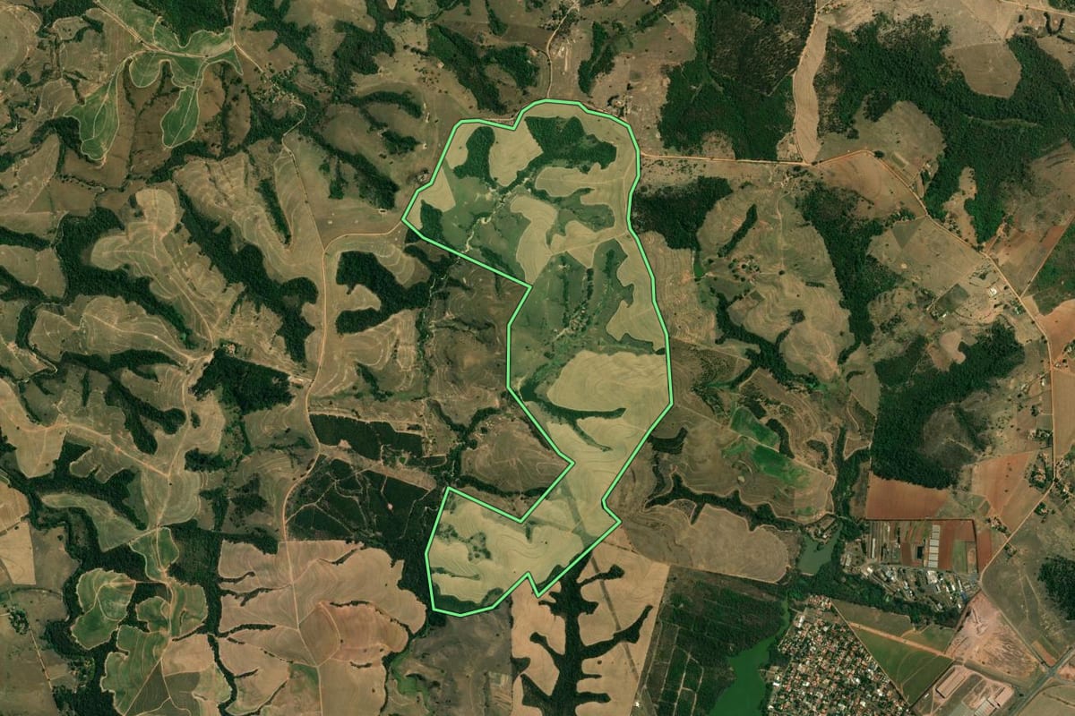 Imagem de satélite do imóvel rural em Ipeúna (SP), com o contorno declarado no CAR desenhado por cima.