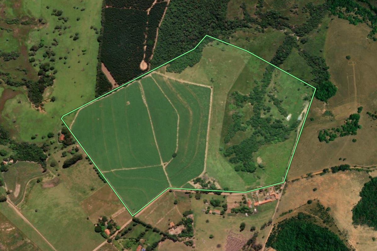 Imagem de satélite do imóvel rural em Ipeúna (SP), com o contorno declarado no CAR desenhado por cima.