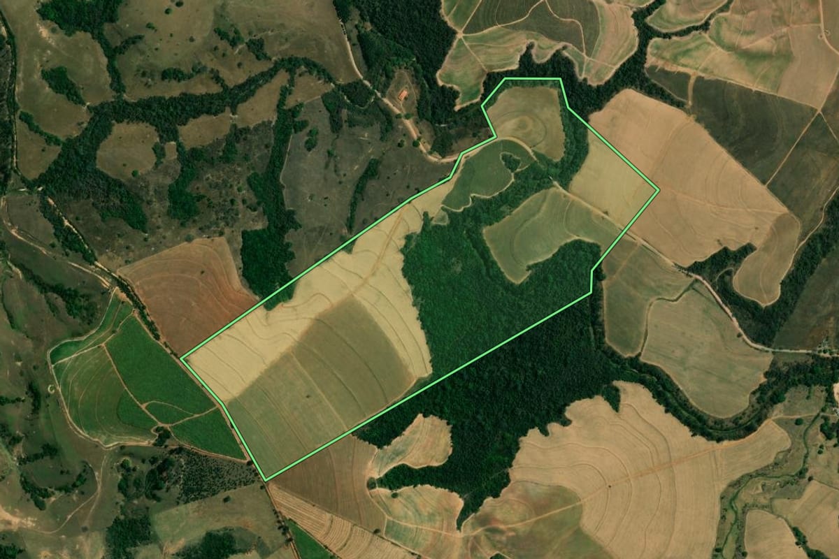 Imagem de satélite do imóvel rural em Ipeúna (SP), com o contorno declarado no CAR desenhado por cima.