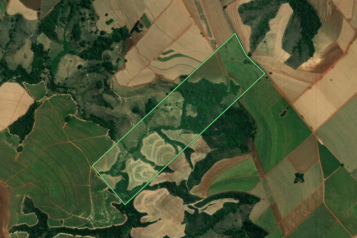Imagem de satélite do imóvel rural em Ipeúna (SP), com o contorno declarado no CAR desenhado por cima.