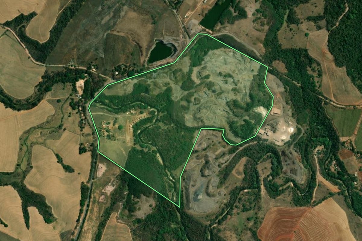 Imagem de satélite do imóvel rural em Ipeúna (SP), com o contorno declarado no CAR desenhado por cima.